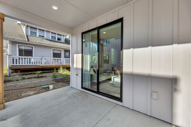 Building Photo - 9904 NE 46th Ct