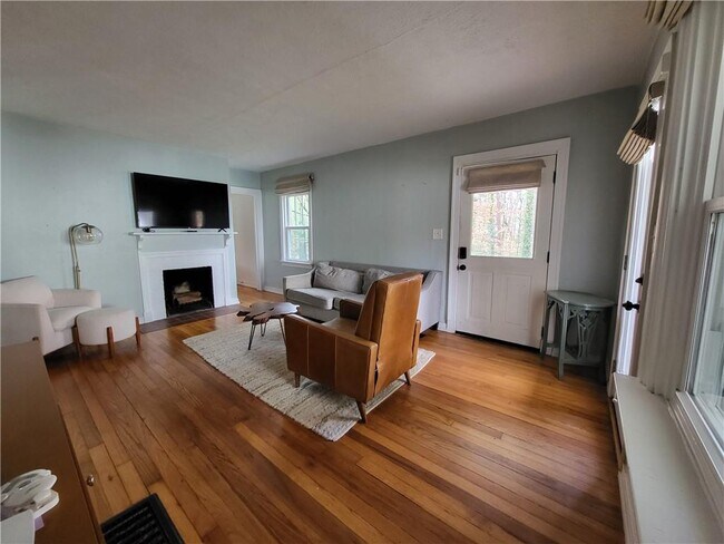 Building Photo - 3038 Gordon Cir