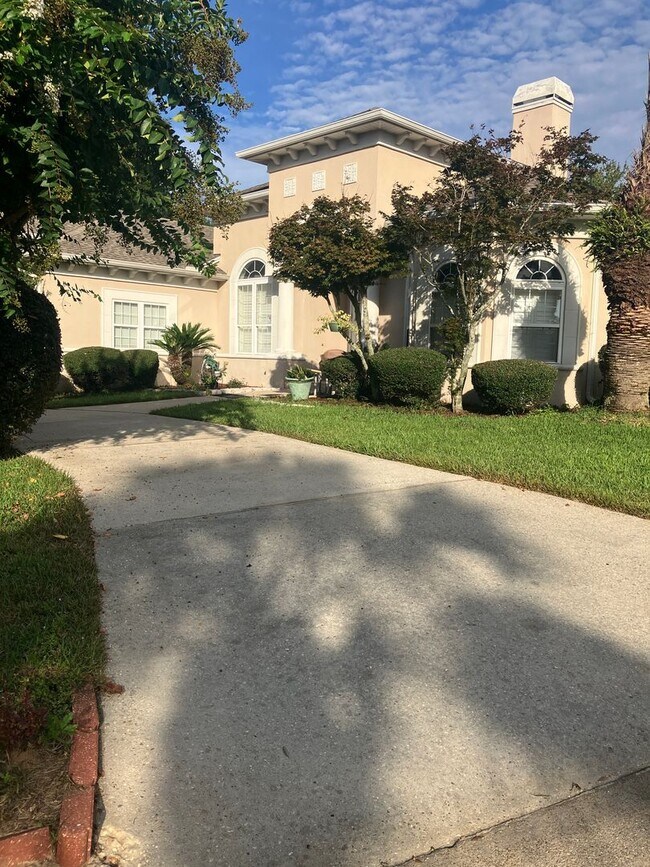 Building Photo - Beautiful 5 Bed/3 Bath Golf Course Communi...