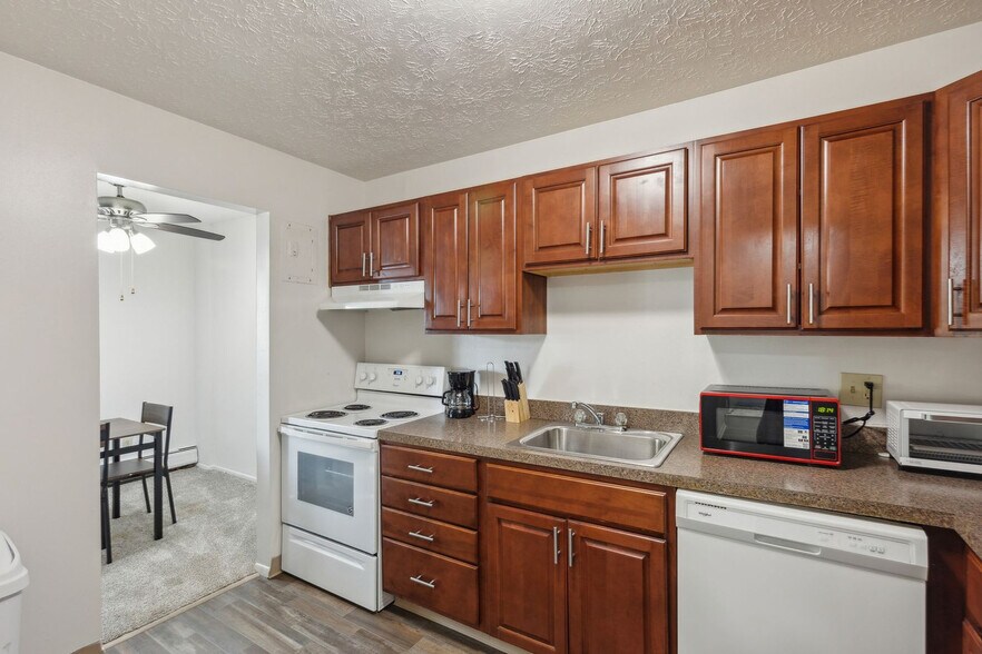 Building Photo - 5556 Broadview Rd