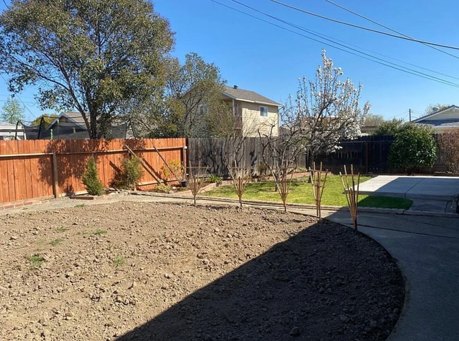 Building Photo - AMAZING 4/2 (Power Inn/Florin) Home!  Plea...