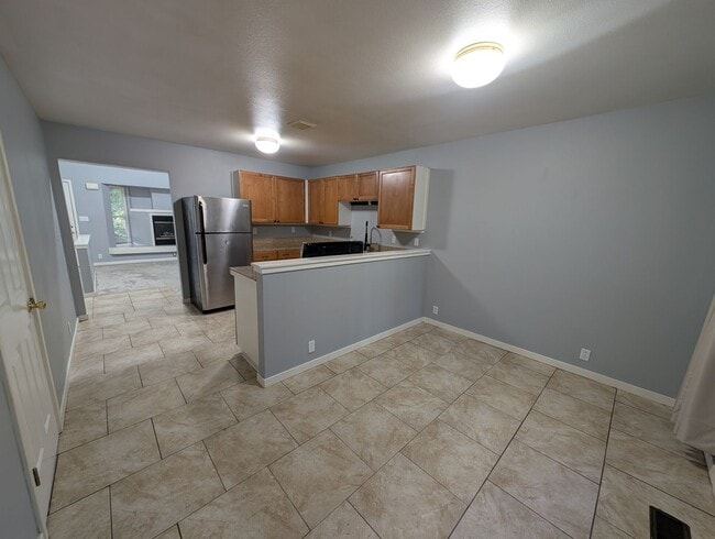 Building Photo - Large 3 Bedroom Corner Unit in The Heart of Gig Harbor! Available Now!