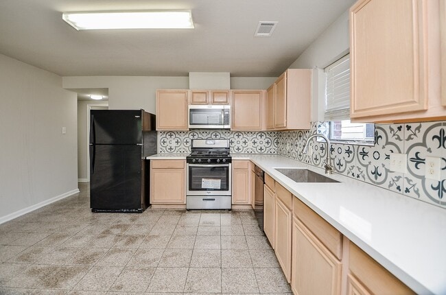 Building Photo - 13410 Cricklewood Creek Ln