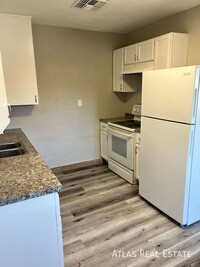 Building Photo - COMING SOON! 2 Bedroom 1 Bath close to dow...