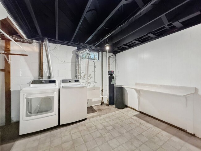 Building Photo - 1618 Natchez Ave S