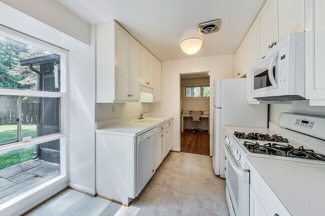 Building Photo - 3 bedroom/2 bath Light Filled Home Located in a Quiet Cul-de-Sac