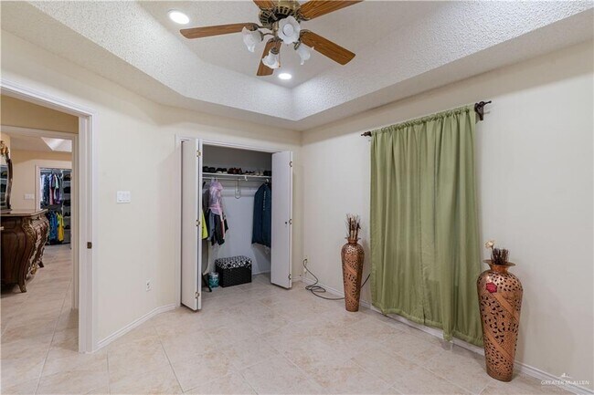 Building Photo - 2213 Lake View Dr