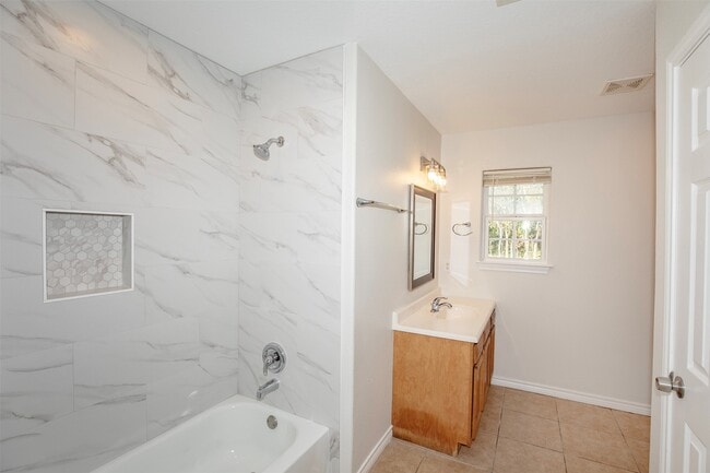 Building Photo - 305 S Westward St