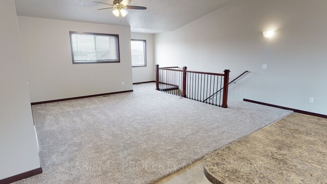 Building Photo - UPPER UNIT 2 BD, 1 BA, INDIVIDUAL ENTRANCE...