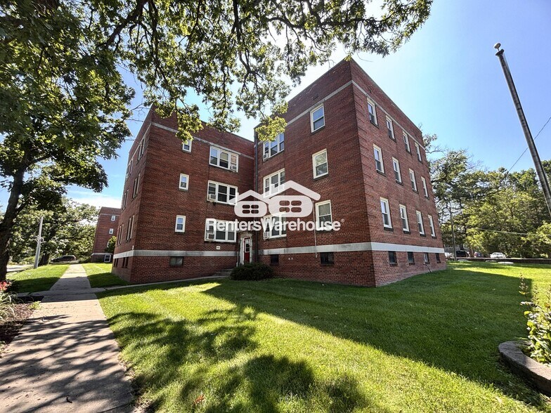 Building Photo - 4200 Grand Ave