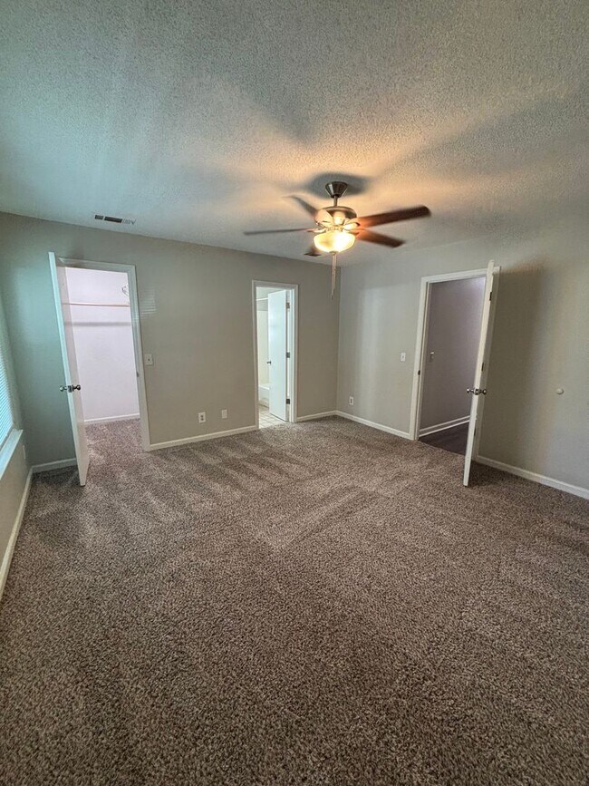Building Photo - Don’t Miss Out on This Charming 3 Bed, 2 B...
