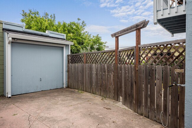Building Photo - 2924 Morcom Ave