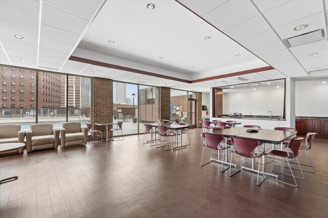 Building Photo - 1850 N Clark St