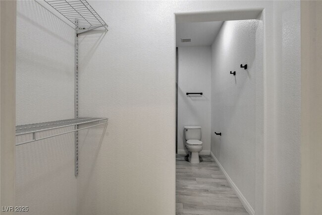 Building Photo - 8125 Chestnut Hollow Ave