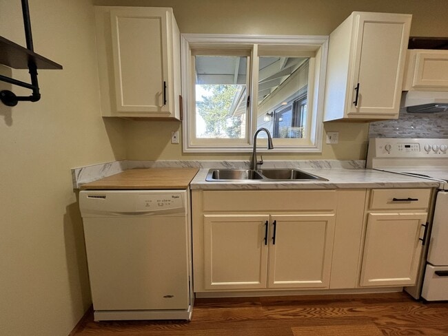 Building Photo - Classic Comfort: 3-Bed, 1.5-Bath Home with Covered Patio & Deck