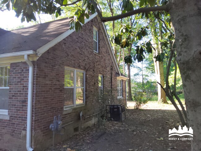 Building Photo - 2950 Midland Ave