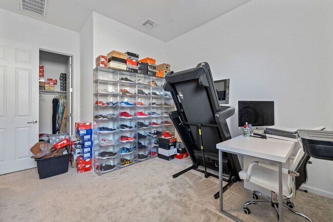 Building Photo - Newer Single Story 5 Bedroom 3 Bath Home in Vail