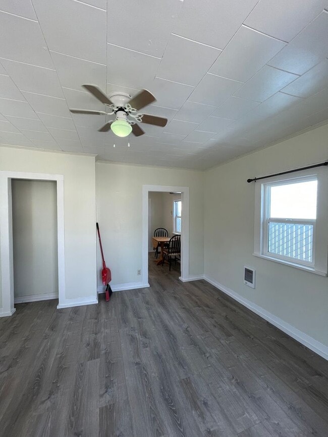 Building Photo - Hard to find 1 bdrm 1 bath house in the he...