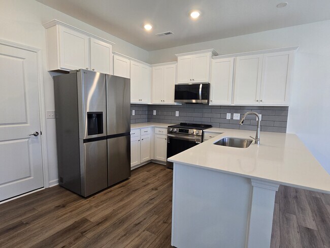 Building Photo - 5525 Hydrangea St