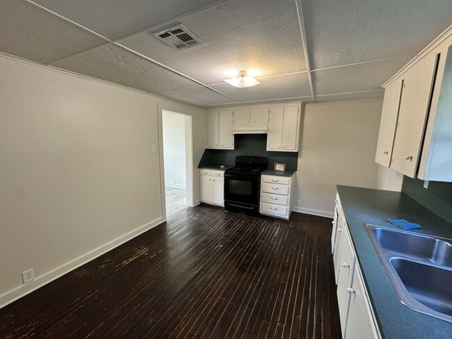 Building Photo - 110 N Pine St