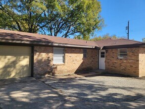 Building Photo - Cozy 2 bed 1 bath duplex!