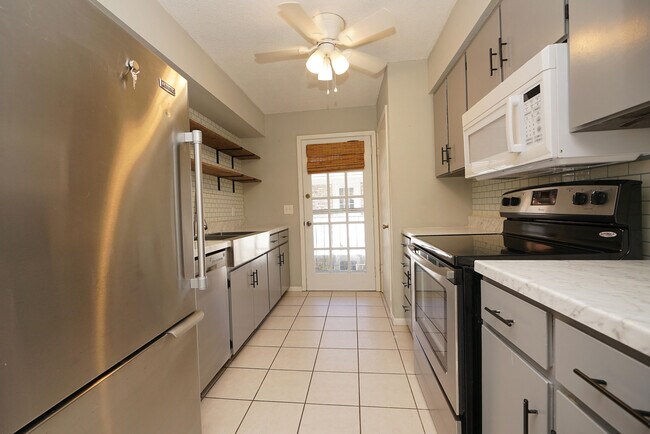 Building Photo - 116 Country Club Dr