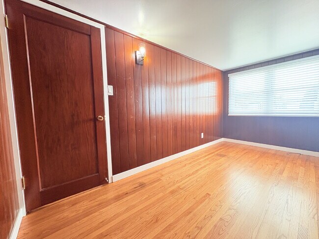 Building Photo - 2/Bed 1 Bath Beach Front Cottage