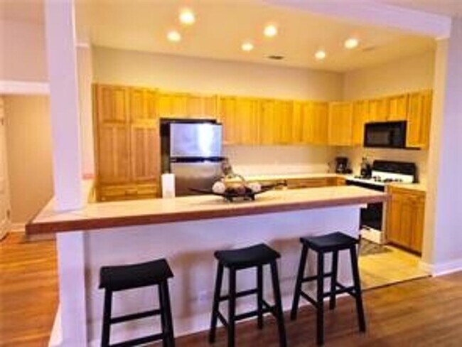 Building Photo - Available: Updated, spacious Tarrytown 4 bed / 4 bath, furnished or unfurnished