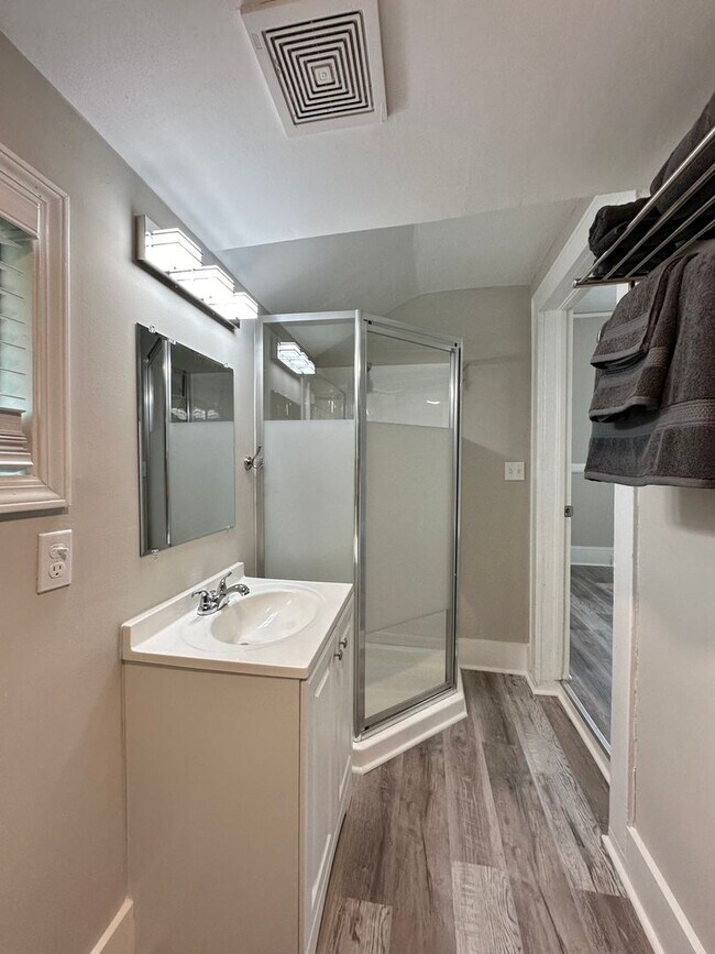 Building Photo - Beautifully Renovated 2 Bedroom 1 Bathroom...