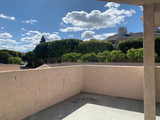Building Photo - Fashion Hills 2 bedroom, 2 bath with 2 car garage!