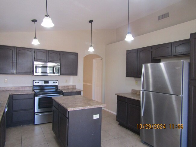 Building Photo - Single Story 3 bedroom 2 Bath with Private...