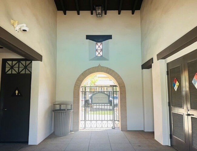 Building Photo - Single House Irvine