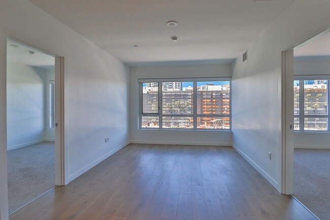 Building Photo - Modern & Spacious 2br/2ba In Mission Bay w...