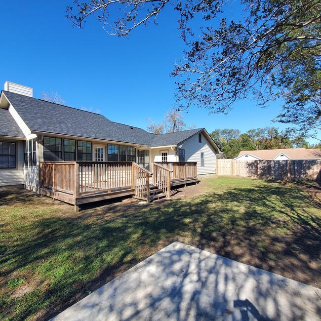 Building Photo - Charming Southern Comfort: A Home to Make Memories in Valdosta, Georgia