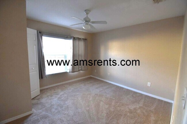 Building Photo - 4 bedroom and 3 bathroom Townhouse