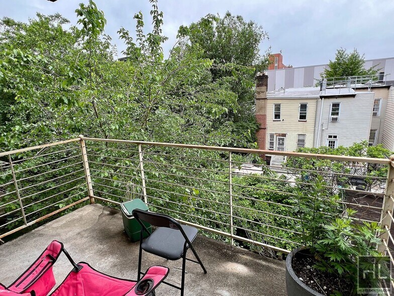 Building Photo - 2BR 1BA w/ Balcony & In Unit Laundry In Bushwick