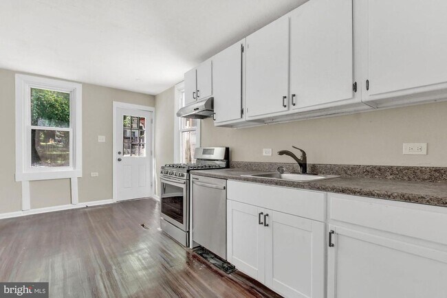 Building Photo - 2369 Canby St