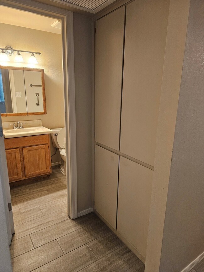 Building Photo - Great 3/2 in NE Phoenix with brand new flo...