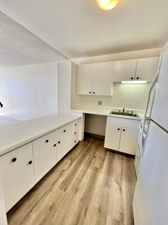 Building Photo - Kukui Plaza - 1 Bedroom, 1 Bath, 1 Parking...