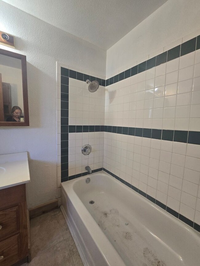 Building Photo - 4 Bed 2 Bath at Shawnee