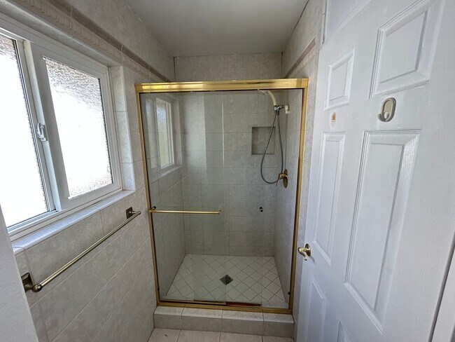 Building Photo - Stunning 4 Bedroom 2.5 Bath Home with Offi...