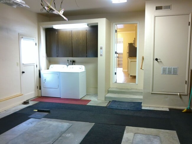 Building Photo - 726 Almond Dr