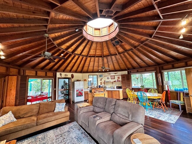 Building Photo - Island-Style Living in Hawaiian Paradise Park