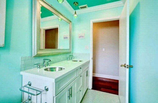 Building Photo - 2725 SE 2nd Ct