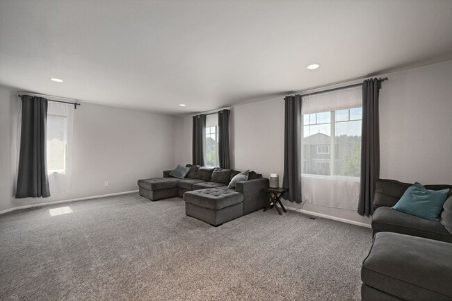 Building Photo - Amazing Home in Orting!!