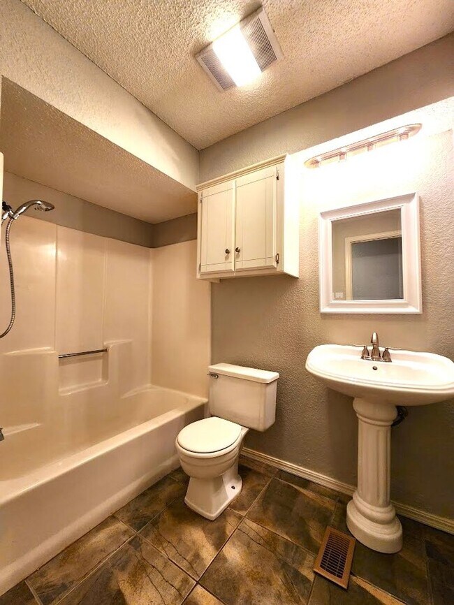 Building Photo - 3 Bed 2 Bath Home-Choctaw Trails Sec I Addition