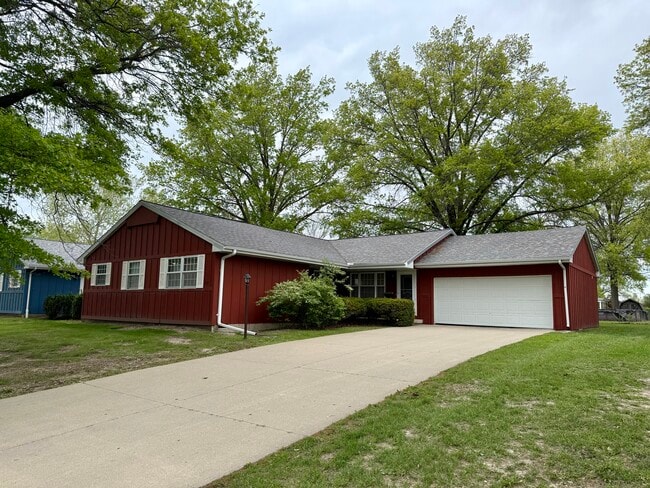 Building Photo - 111 W Golf Ave