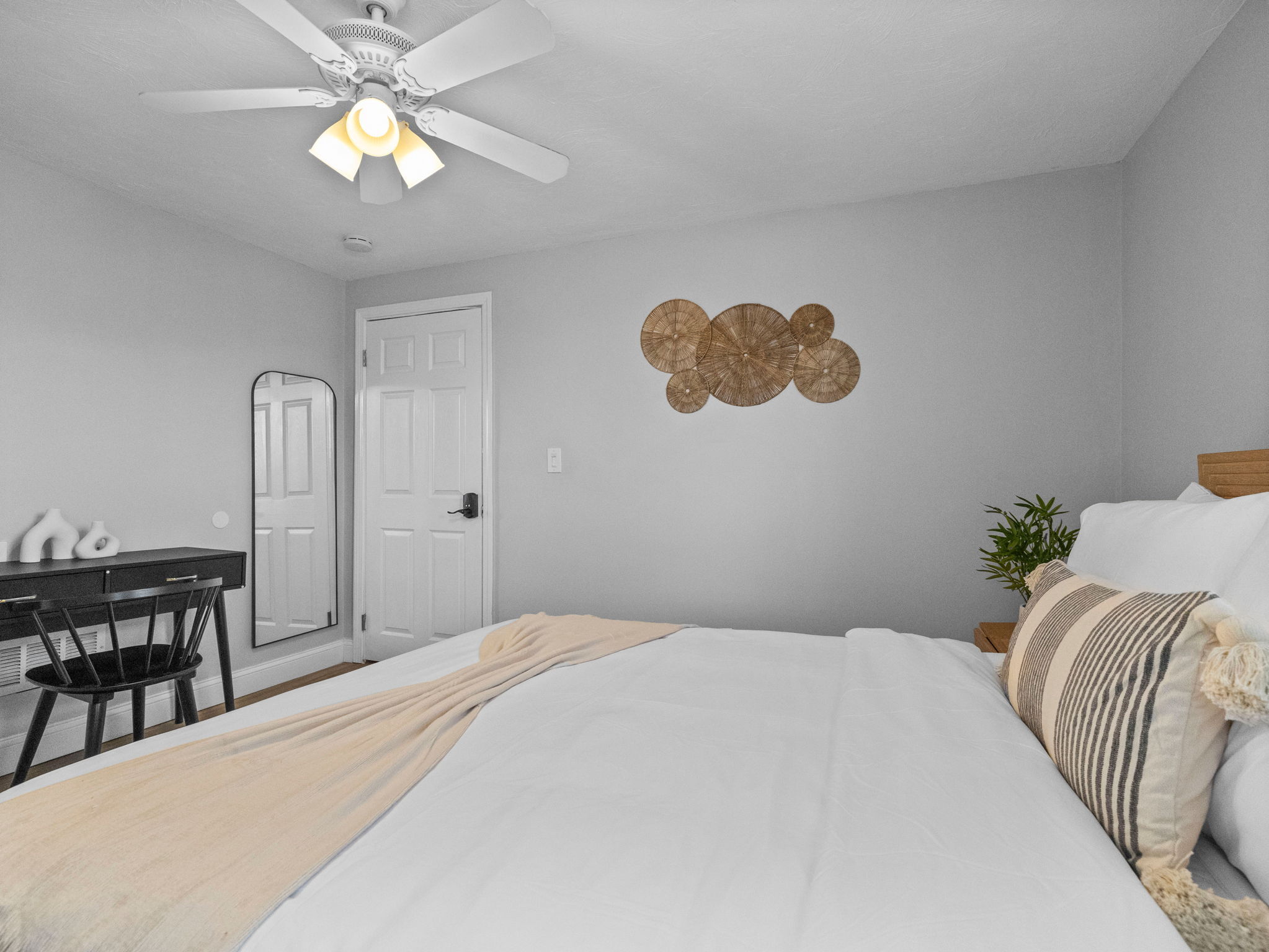 Building Photo - 168 School St