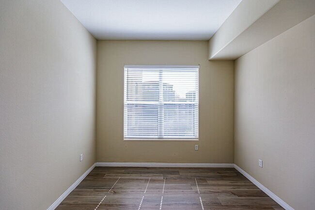 Building Photo - Top Floor 2 Bedroom Condo Located in Manhattan