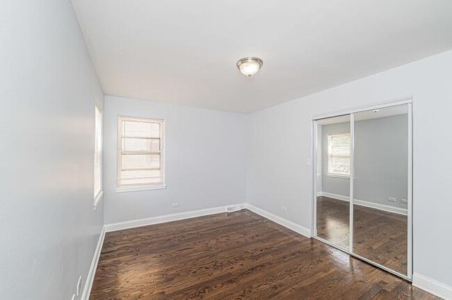 Building Photo - 7530 N Oakley Ave